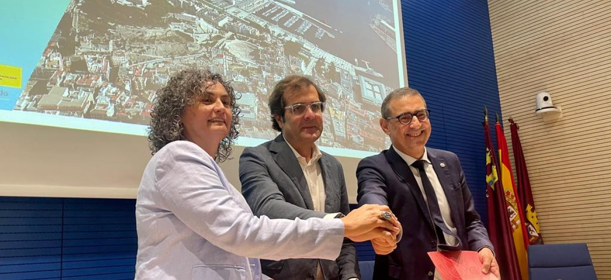 Imagen La cátedra del Puerto de Cartagena premia a 2 alumnos de Industriales por sus trabajos sobre recubrimientos hidrofóbicos y reutilización de agua